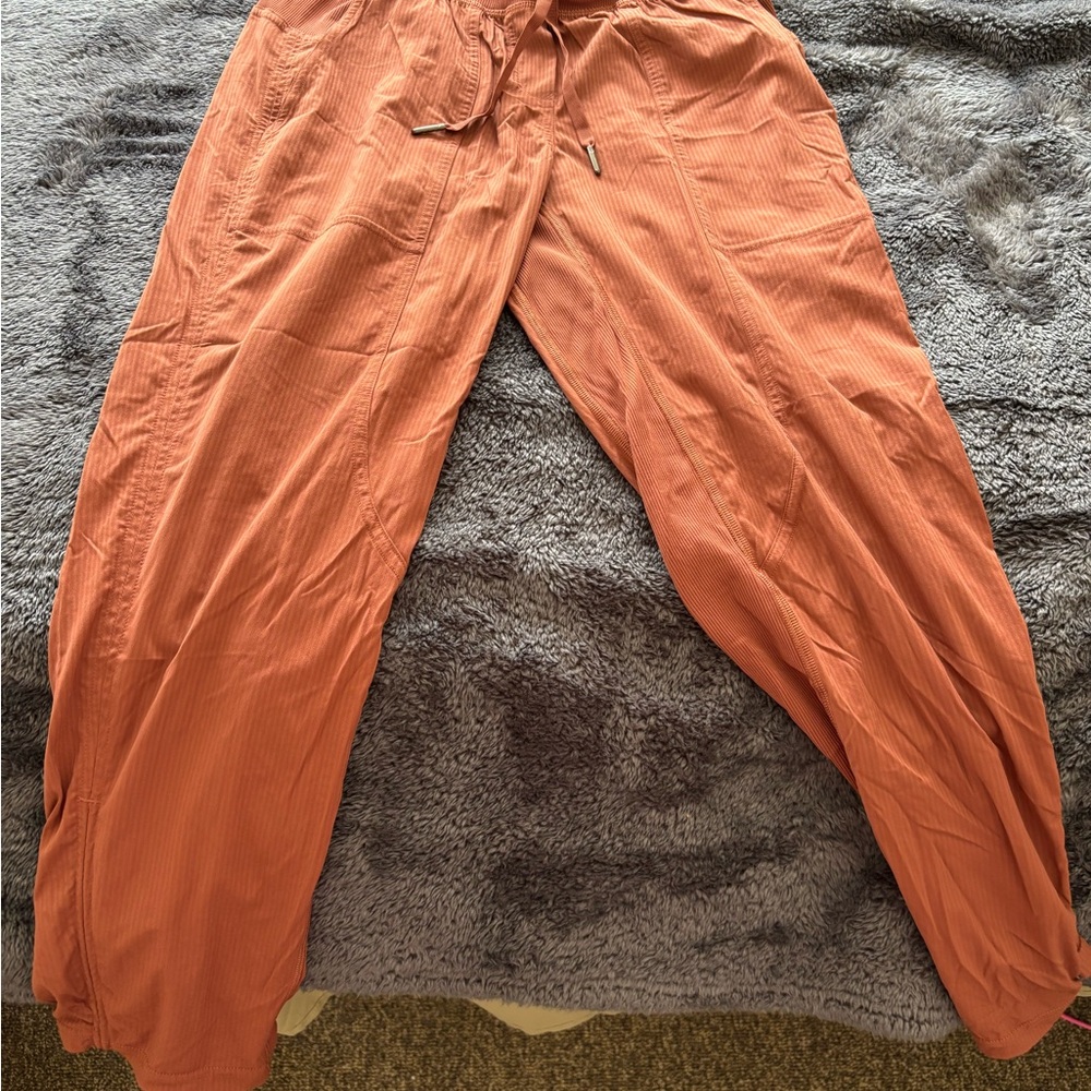 lululemon athletica dark coral women’s cropped dance studio joggers